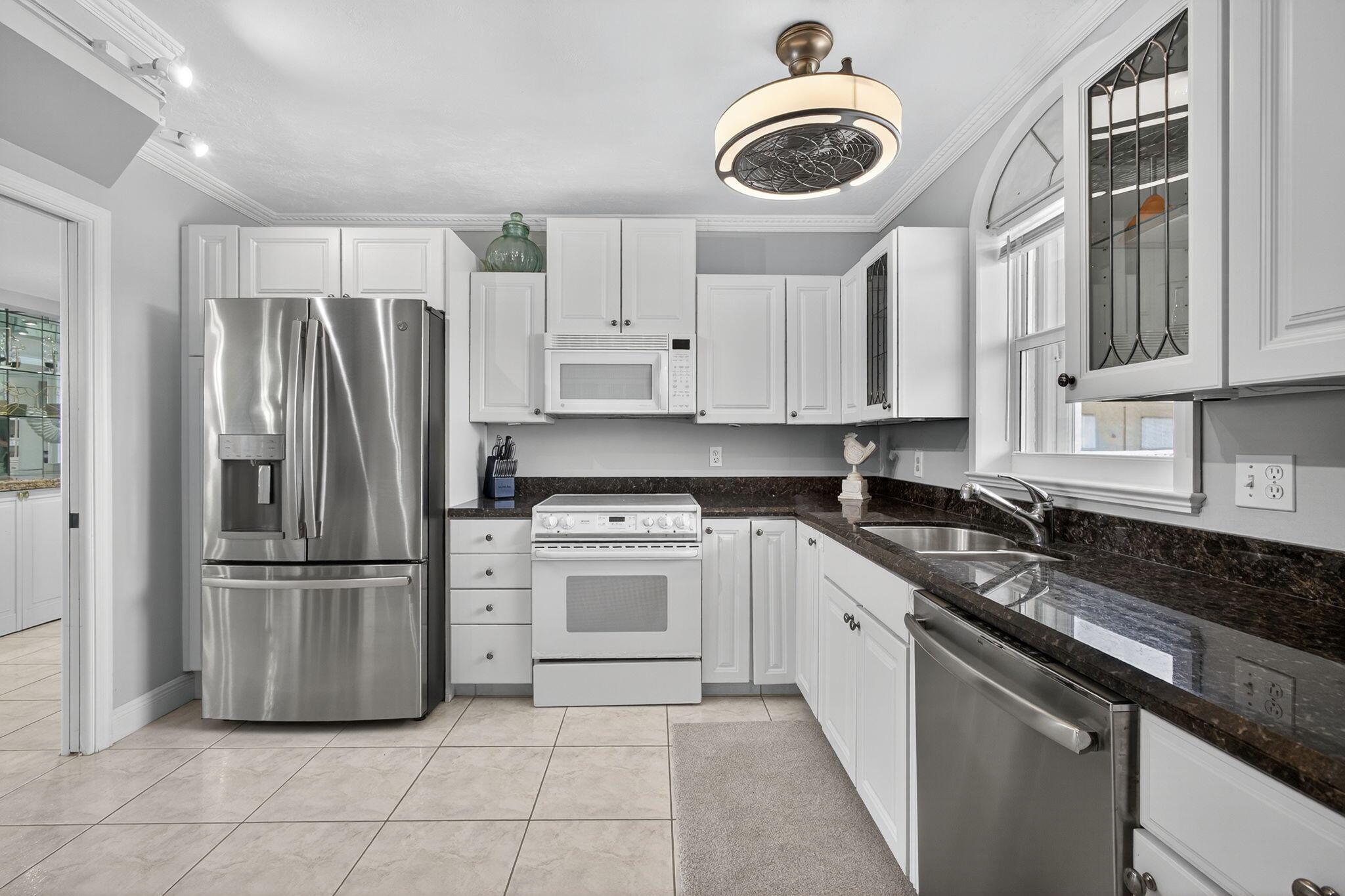 LAKE HARBOUR TOWERS CONDO - Residential