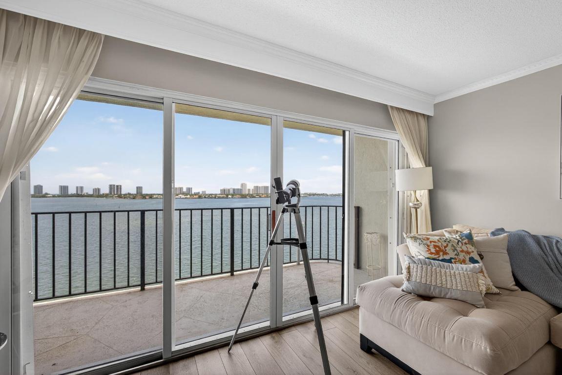 LAKE HARBOUR TOWERS CONDO - Residential