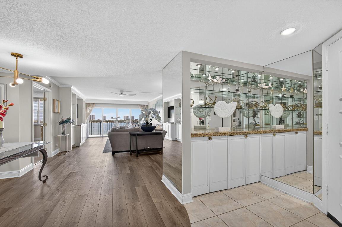 LAKE HARBOUR TOWERS CONDO - Residential