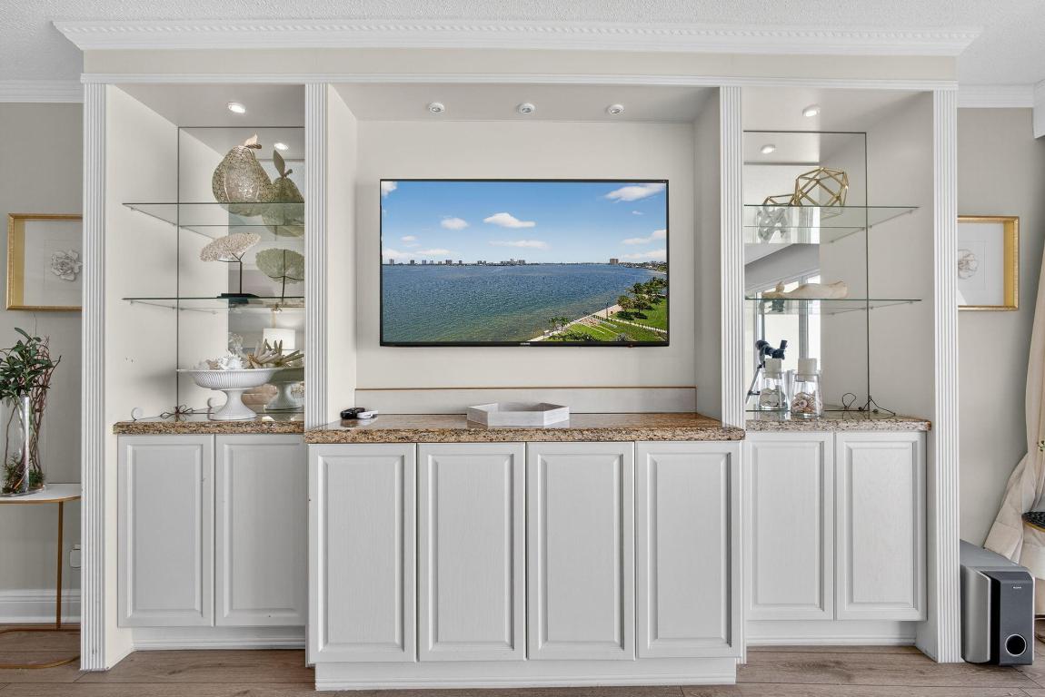 LAKE HARBOUR TOWERS CONDO - Residential