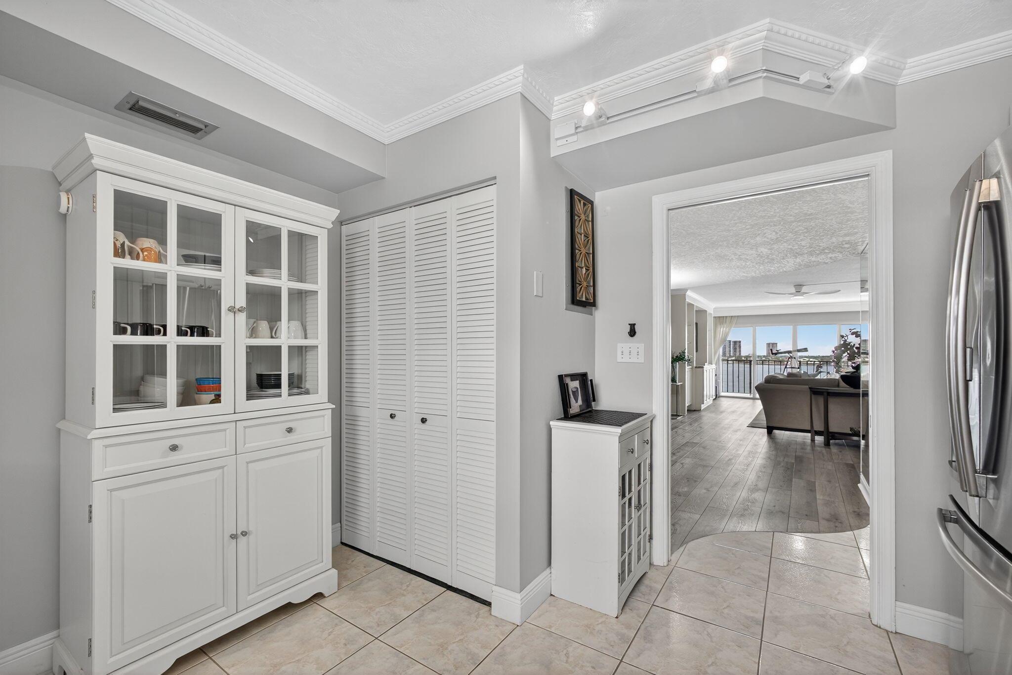 LAKE HARBOUR TOWERS CONDO - Residential