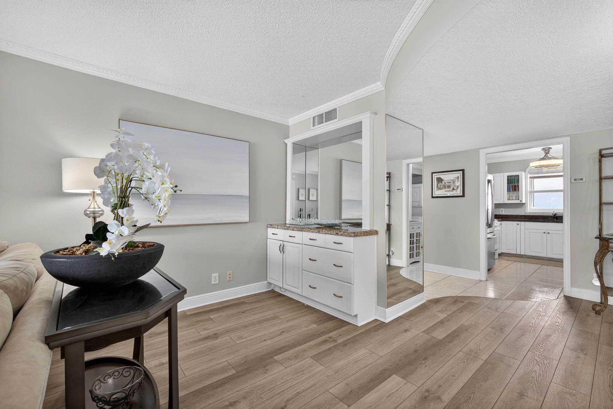 LAKE HARBOUR TOWERS CONDO - Residential