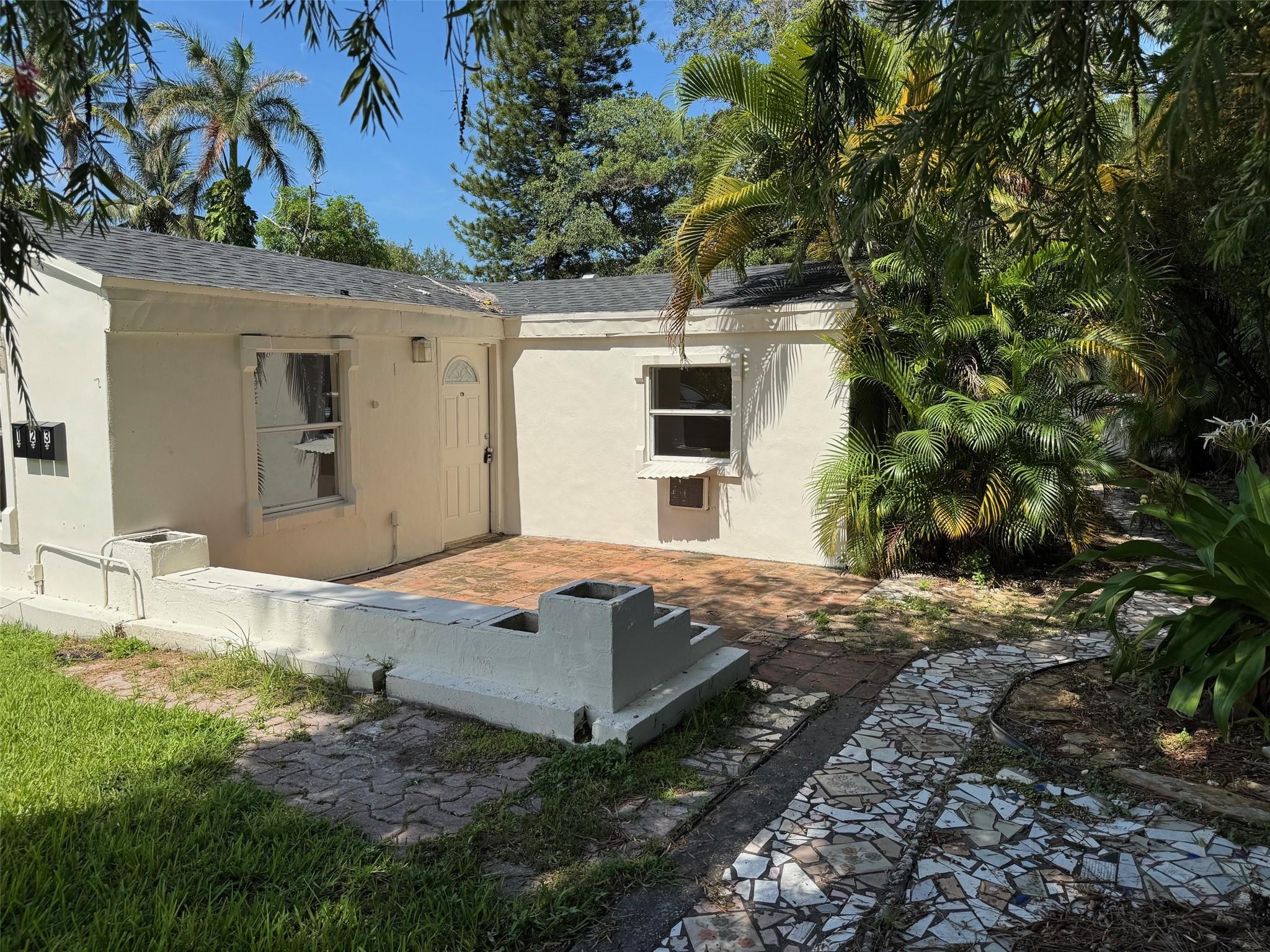 2-bedroom, 1-bathroom unit in a triplex. This home features tile floors throughout, a functional layout, and plenty of natural light. Quiet setting with easy access to shops, restaurants, and major roads. Ready to move in