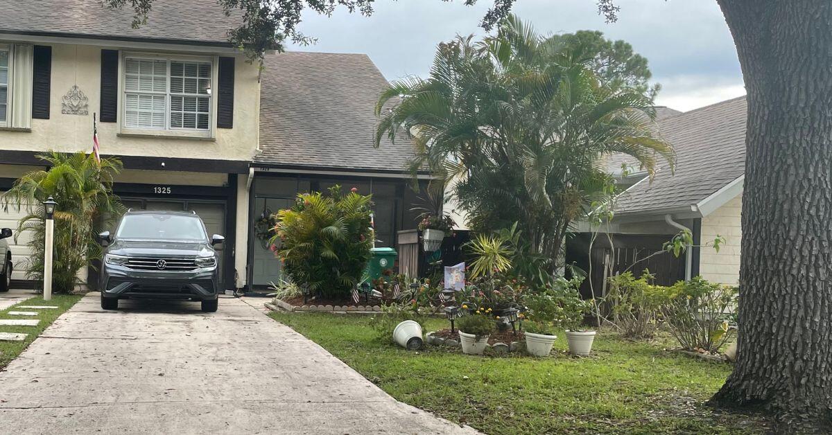 Are you searching for a spacious and stylish villa in the heart of Port Saint Lucie, Florida? Look no further! This stunning 3-bedroom, 2.5-bathroom villa is now available for rent and offers a perfect blend of comfort, convenience, and modern living.