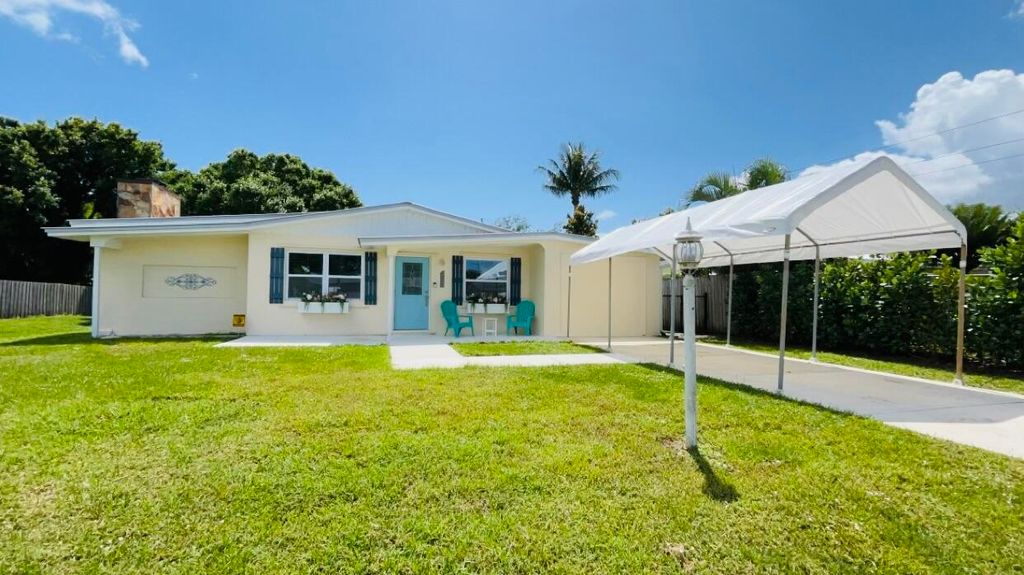 Photo of 2520 SE Madison Street, Stuart, FL 34997 (MLS # R10972307)