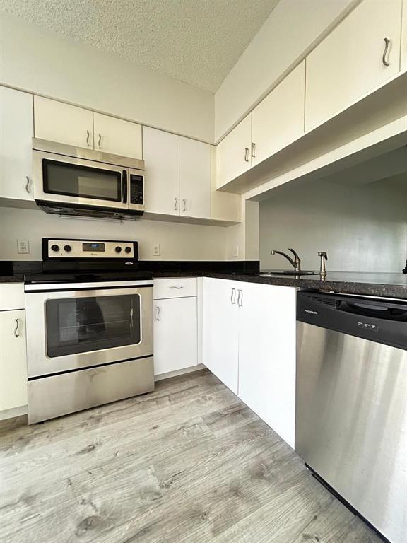 Photo of 16637 HEMINGWAY Drive #16637, Weston, FL 33326 (MLS # B26060111)