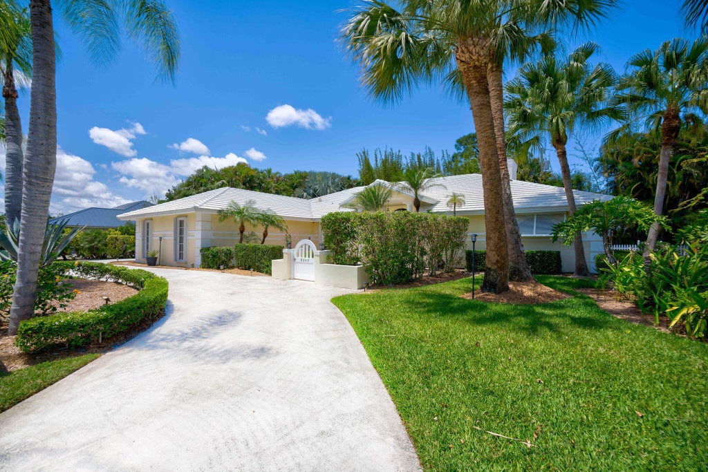 Photo of 8645 SE Gulfstream Place, Hobe Sound, FL 33455 (MLS # R11029299)