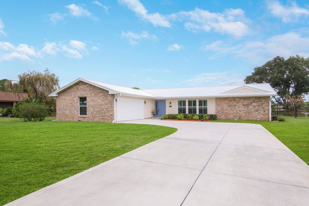 Photo of 2191 SE Bisbee Street, Port Saint Lucie, FL 34952 (MLS # R10797627)