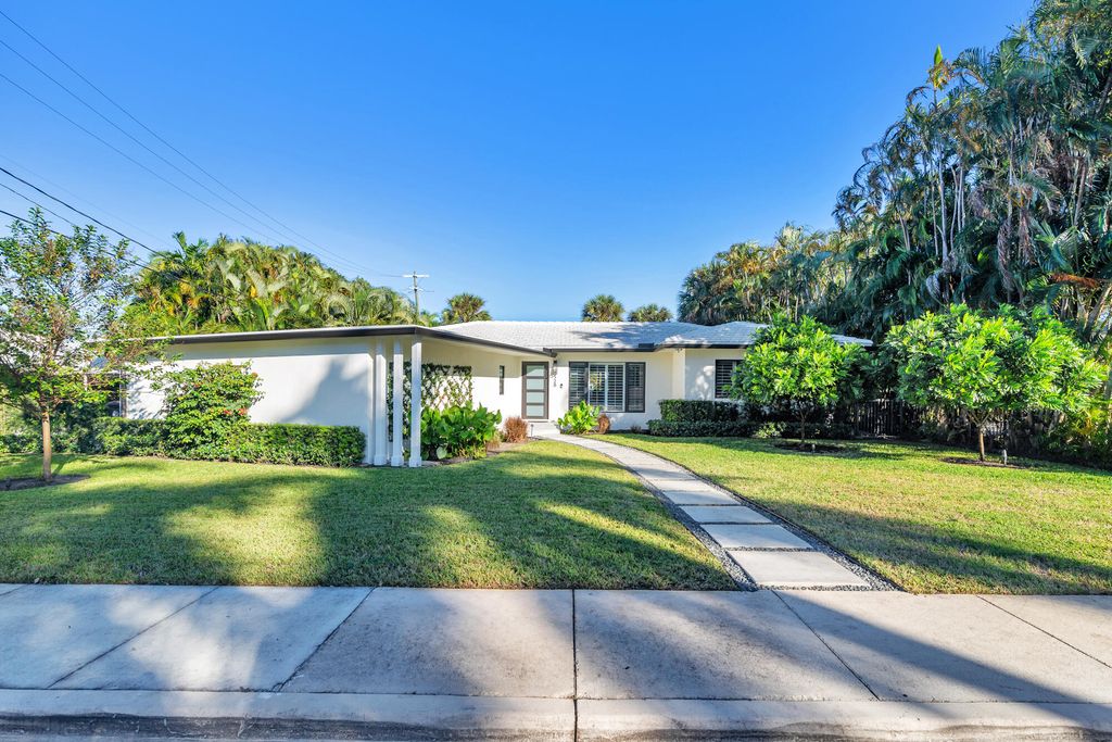 Photo of 328 N Lakeside Drive, Lake Worth Beach, FL 33460 (MLS # R11142668)