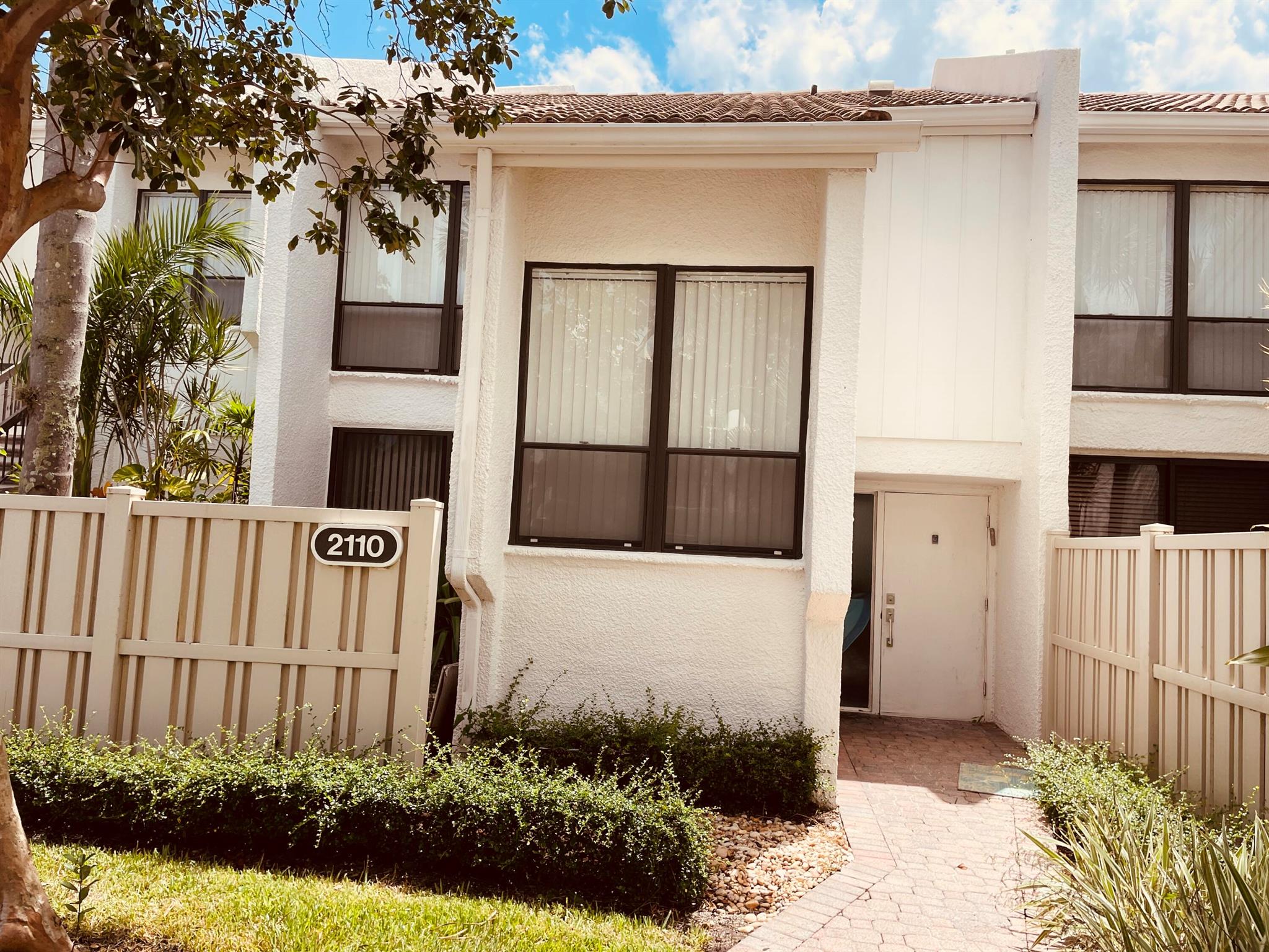 BEAUTIFULLY RENOVATED AND UPDATED TOWNHOUSE WITH LAKE AND GARDEN VIEWS2 UPSTAIRS BEDROOMS 2 BATHS1/2 BATH ON THE MAIN FLOOR BOCA WEST IS THE NUMBER ONE RESIDENTIAL CC IN THE US WITH 4 GOLF COURSES 7 RESRTAURANTS 14 PICKEL BALL COURTS 28 TENNIS COURTS AND MUCH MUCH MORE COME AND LIVE THE AMAZING BOCA WEST LIFE STYLE