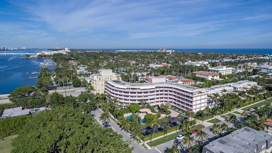 Prestigious lakefront Southlake building known for its five-star services is not to be missed!  This gracious 3 bedroom, 3 bath, renovated
world famous Kemble Interiors is move in ready.  Featuring 9' ceilings, laundry in apartment with den/office and views towards the
Intracoastal.  Large pool and dining area with grill for entertaining.  Walk to restaurants, beach and the Four Arts Society.  Two dogs allowed
with interview.