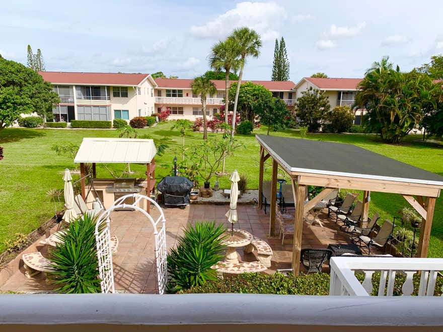 55 PLUS COMMUNITY- *2 BEDROOM- WALK IN CLOSET. SPECTACULAR PRIVATE COMMON AREA WITH GREAT NEIGHBORS. COMMUNITY BOOSTS MANY AMENITIES -CENTRALLY LOCATED IN PALM BEACH COUNTY! MUST BE 55 YRS OR OLDER.