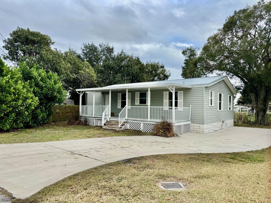 BHR ~ JUST needs a little LOVE!  Lake ''O'' access. NEWer Metal roof and HVAC. 2 Bd/2 Ba, boat parking. 1120 Sf under air - 1990 TLA. 16x30 Screened Lanai W/ NEW Roof. Great Curb appeal with 8x30 Front covered porch. Step in side, foyer, dining and living room with view of the water. New Skirting. A bit of flooring, a fresh coat of paint, a bit of trim work and a few new cabinets will make this DWMH a winner! Fishing Dock and large storage shed. Located on a cul de sac on Peach St.  HURRY - HAPPY TIMES Await you! Dimensions are approximate, must measure for exact