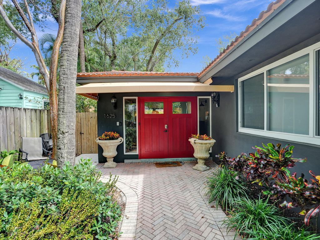 Photo of 1625 SE 2nd Court, Fort Lauderdale, FL 33301 (MLS # B26032053)