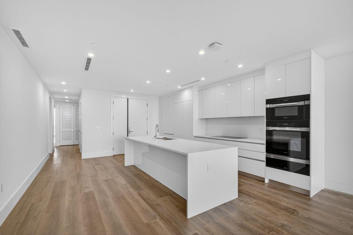 Nautilus 220 Condominium - Residential