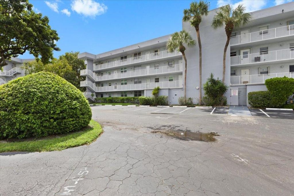 Photo of 112 Royal Park Drive #4b, Oakland Park, FL 33309 (MLS # R11132836)