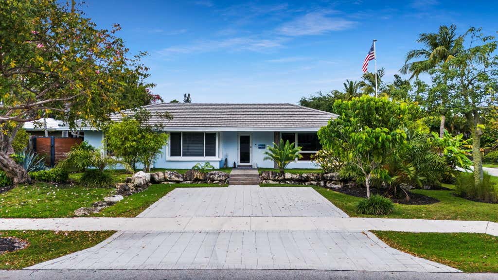 Photo of 2417 SE 19th Place, Fort Lauderdale, FL 33316 (MLS # B26038554)