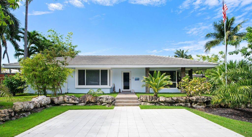 Photo of 2417 SE 19th Place, Fort Lauderdale, FL 33316 (MLS # B26038554)