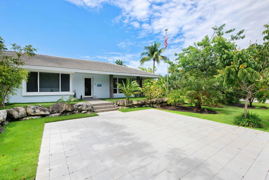 Photo of 2417 SE 19th Place, Fort Lauderdale, FL 33316 (MLS # B26038554)
