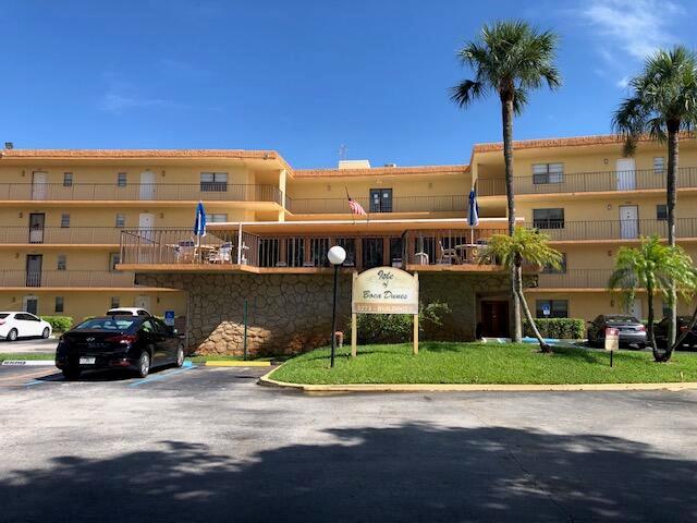 Nice apartment in the top of the building. ,nice condition , vacant and ready to move in, , with washer and dryer and new floor , bathroom and appliances .The building has 4 floors and this unit is in the 4th floor , the building has elevator and one parking space plus guest **.This unit offer 1 bathroom and guest bathroom as well.very easy t= show , located in the nice location in Boca Raton