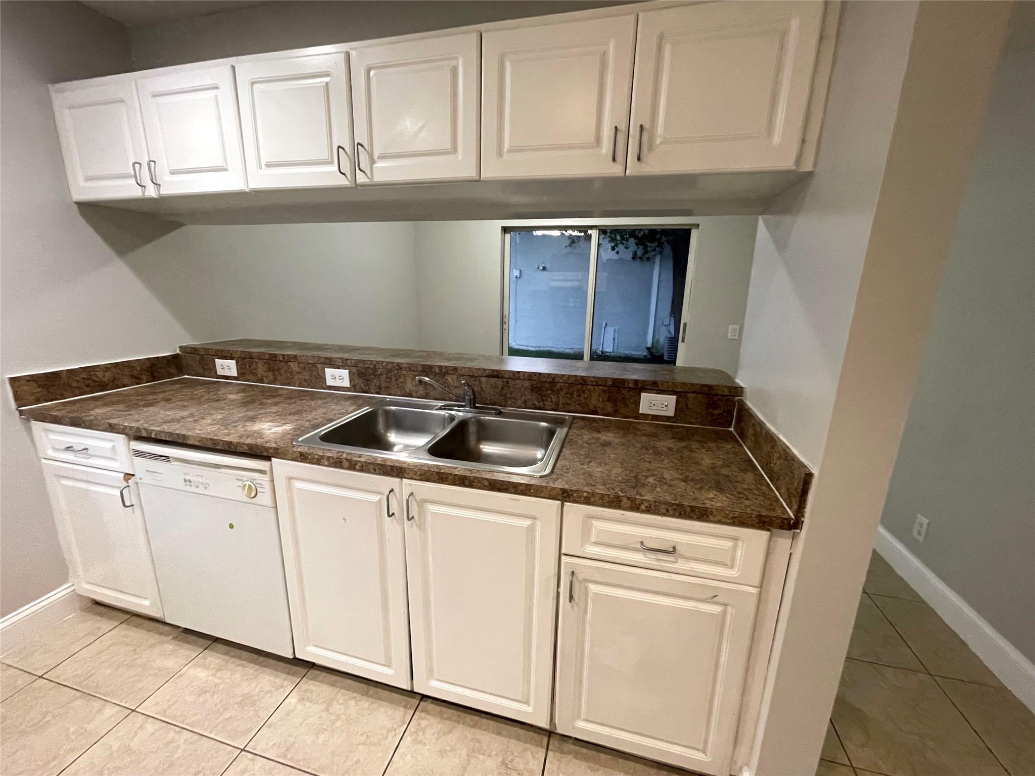 Waverly Place 2-19 D - Residential Lease