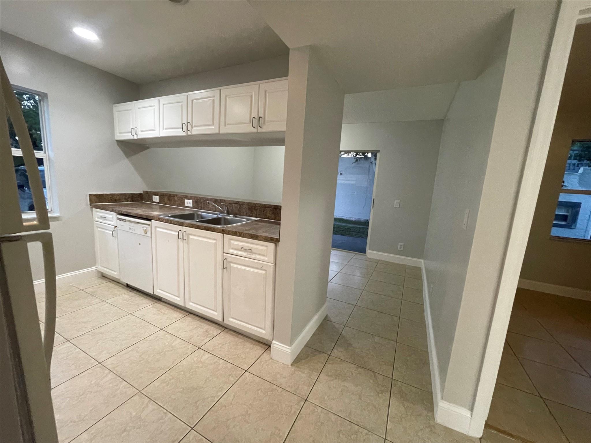 Waverly Place 2-19 D - Residential Lease