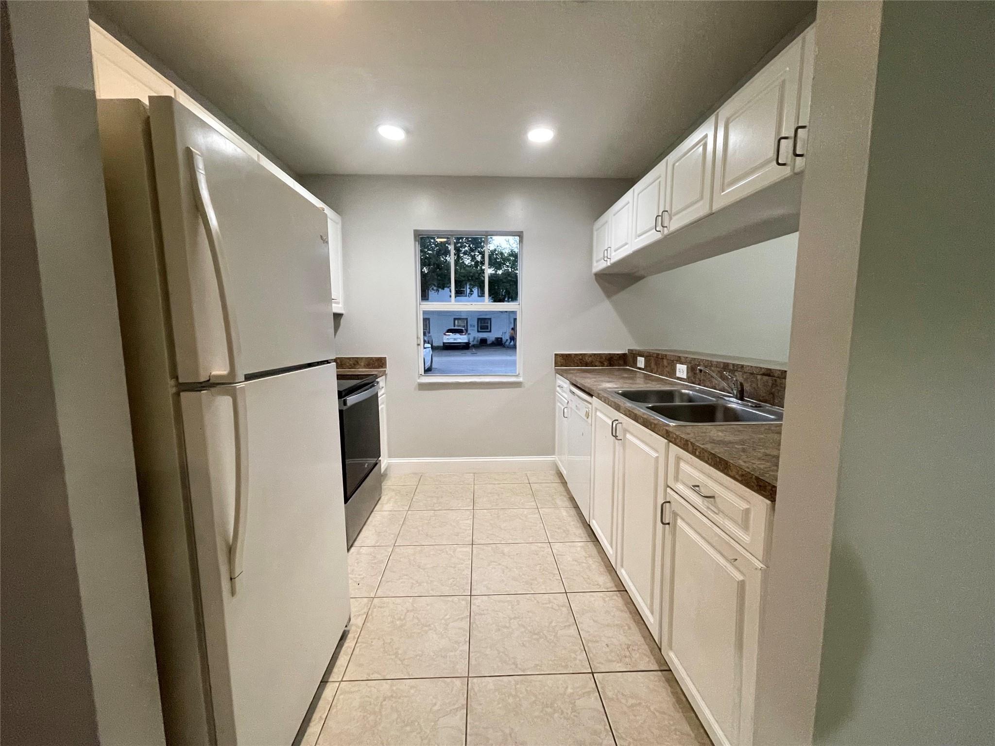 Waverly Place 2-19 D - Residential Lease