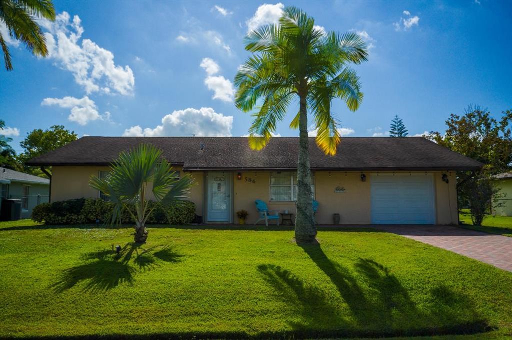 Photo of 586 SE Maple Terrace, Port Saint Lucie, FL 34983 (MLS # R10755825)