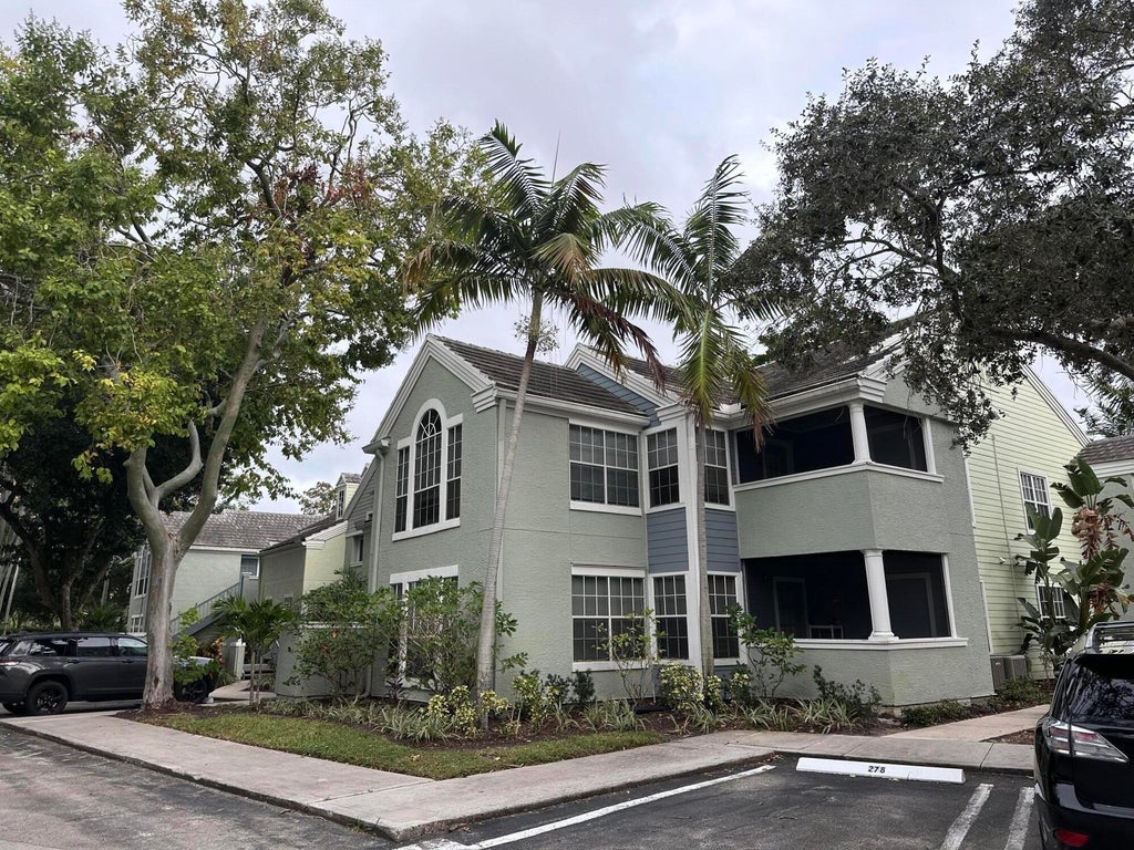 Photo of 1050 Crystal Way #H, Delray Beach, FL 33444 (MLS # B26051808)