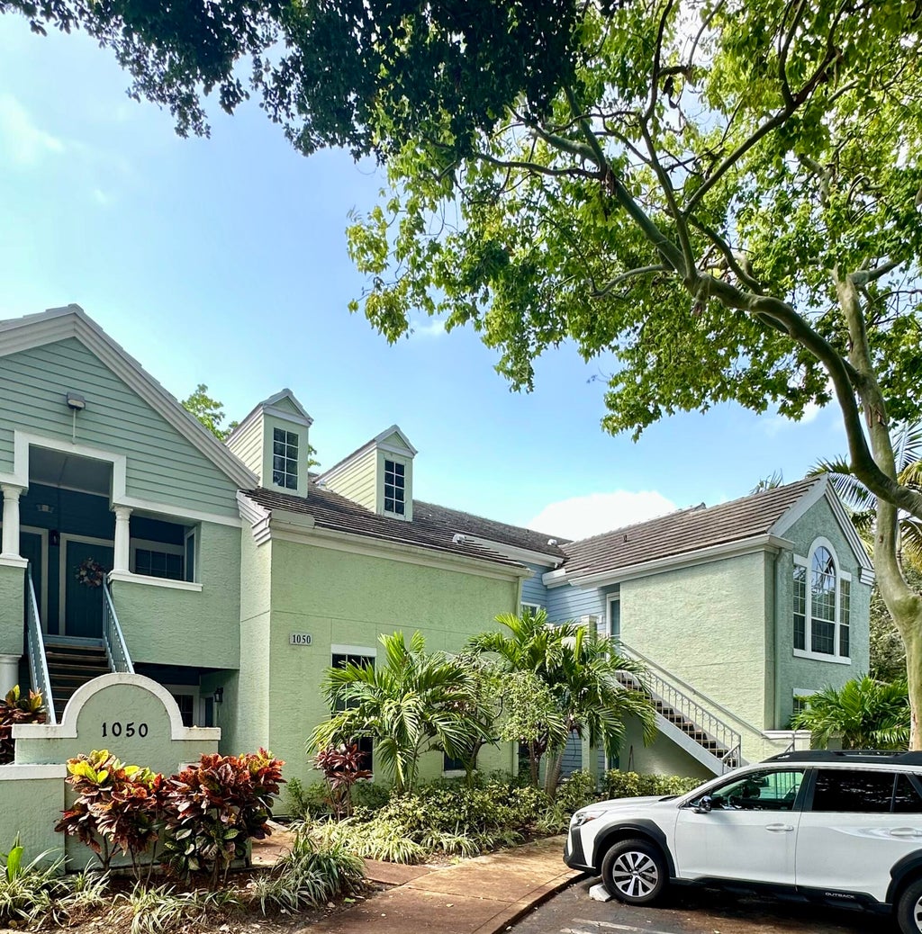 Photo of 1050 Crystal Way #H, Delray Beach, FL 33444 (MLS # B26051808)
