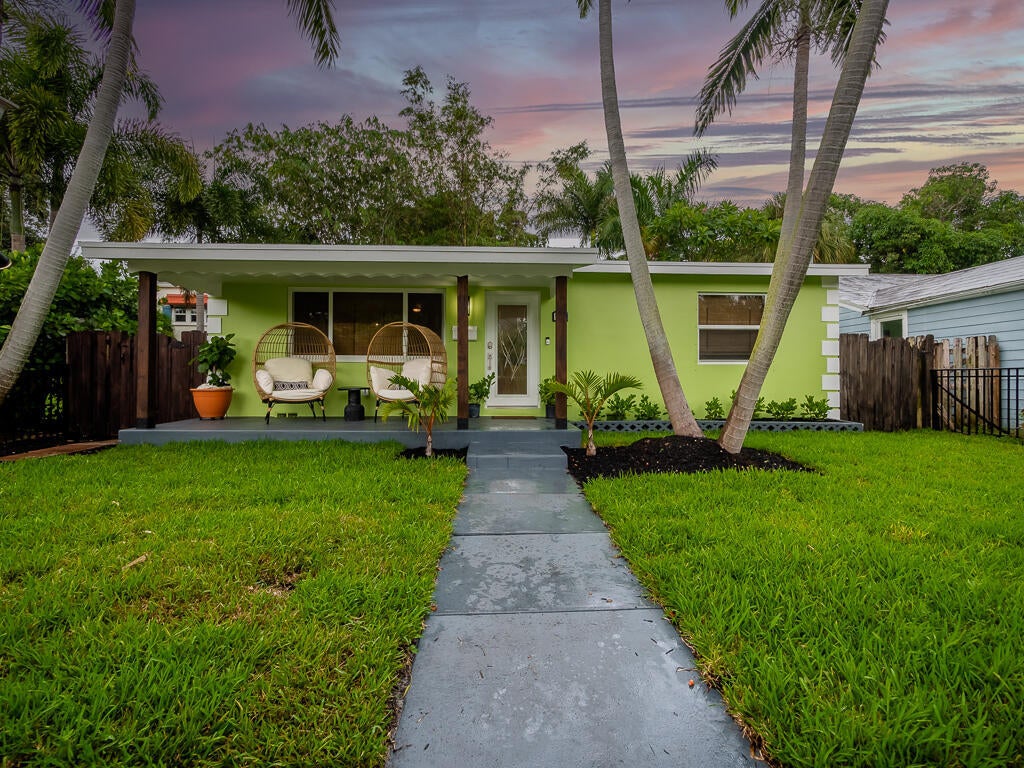 Photo of 418 N Palmway, Lake Worth Beach, FL 33460 (MLS # B26048193)