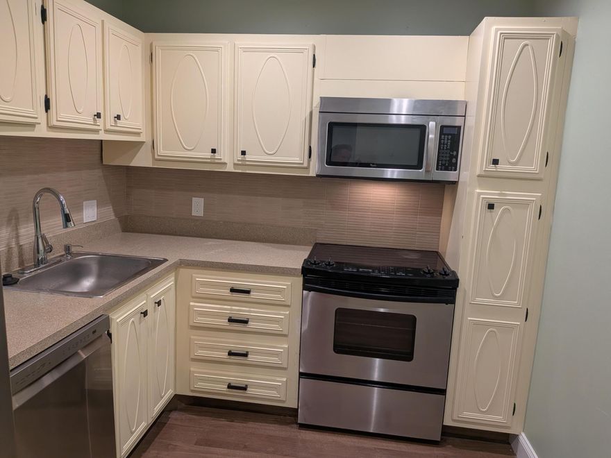 Renovated 1 bedroom, 1 bath condo in the heart of Plantation. Conveniently located near shops, highways and golf course. New stainless steel appliances and LVT flooring, renovated bathroom with new fixtures and porcelain tile. Specious patio overlooking the garden and the pool area. Low HOA fee; you can rent the unit after 12 months of ownership. No dogs, but cats are welcome.