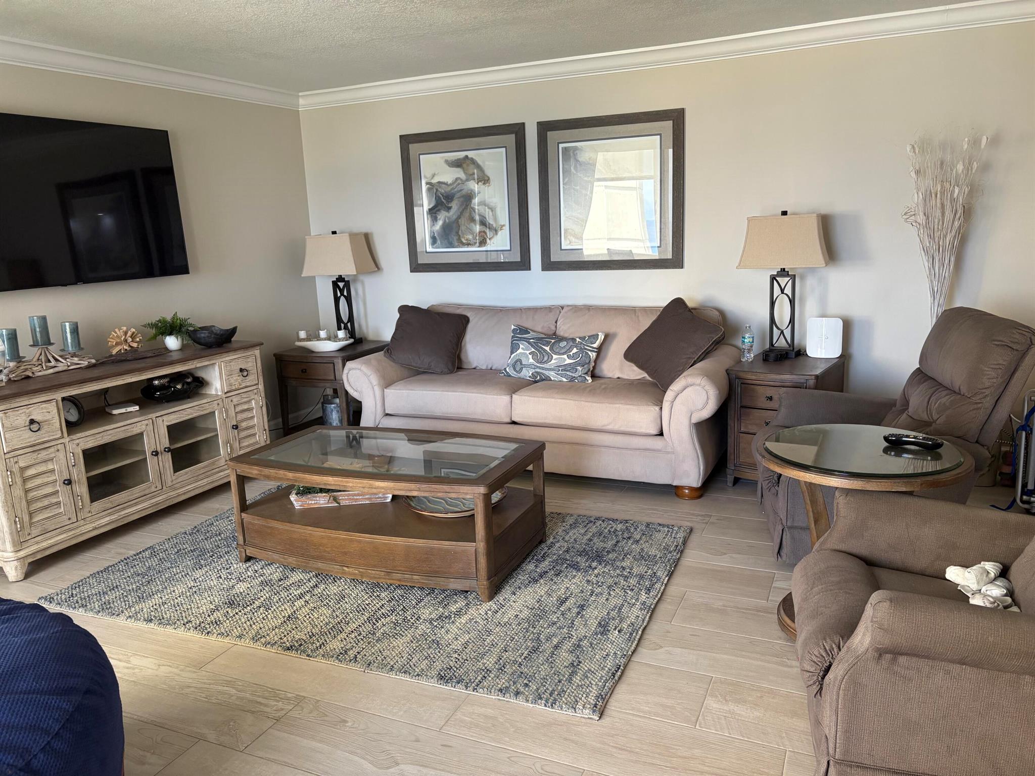 lovely apartment with ocean views and updated finishes steps to the beach and pool Walk on the sand to conveniently located shops and restaurants Available Oct Nov and Dec 2025 only, less than 90 days will be considered during that time