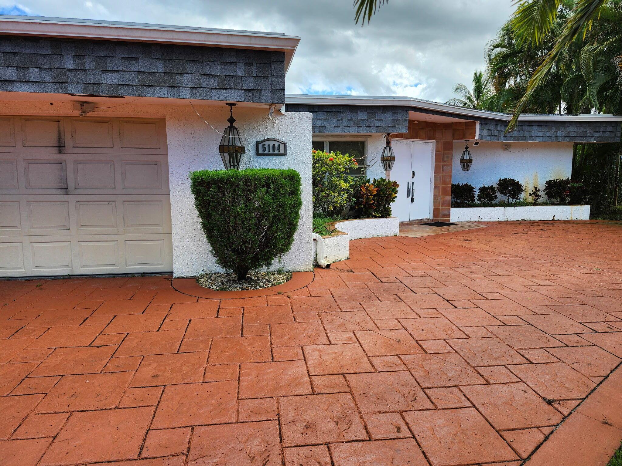 View photos, virtual tours, details... 5104 White Oak Lane E