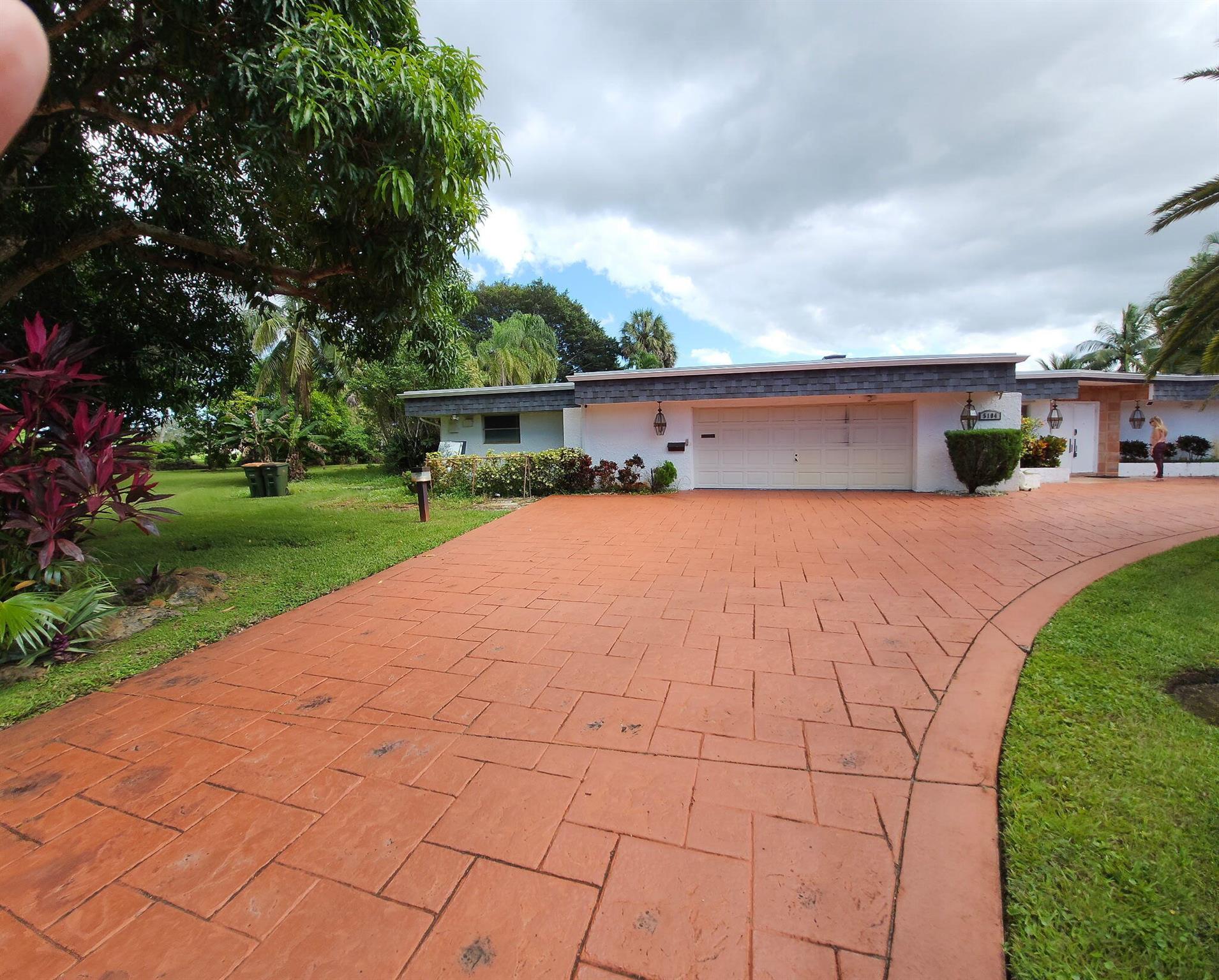 View photos, virtual tours, details... 5104 White Oak Lane E