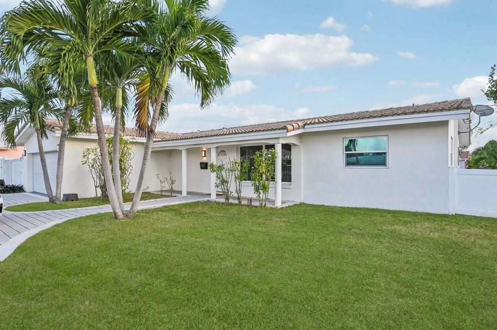 Photo of 600 SE 5th Ct, Pompano Beach, FL 33060 (MLS # F10538899)