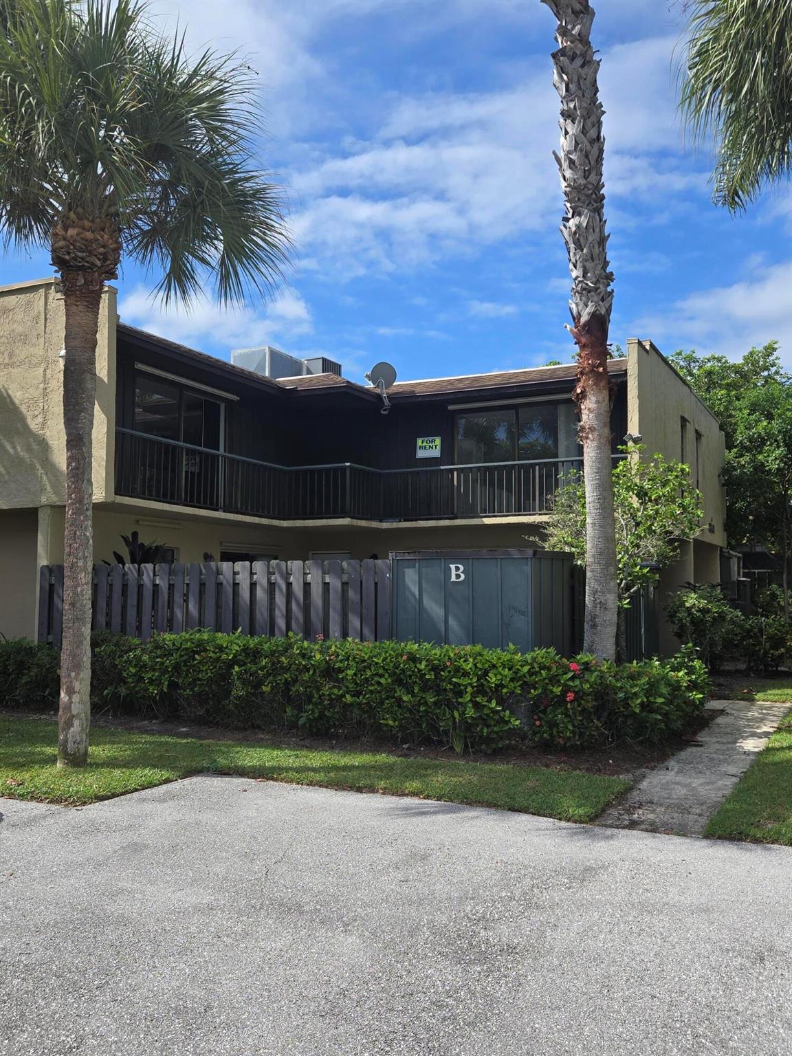 FOXWOOD ESTATES 1 OF LAKE - Residential Lease