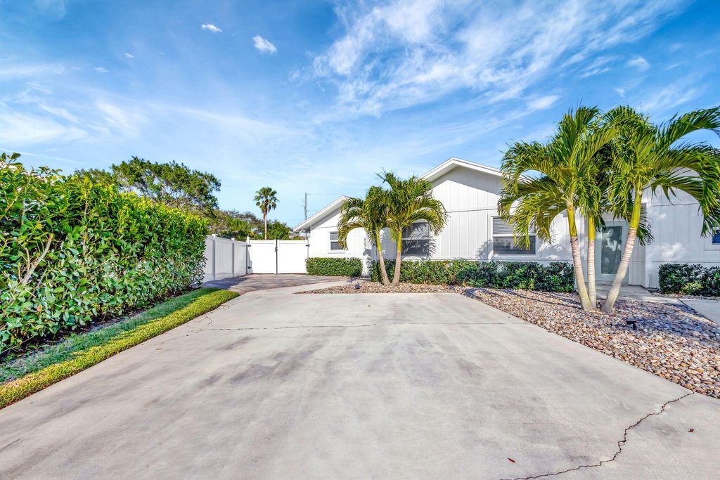 Photo of 6075 Francis Street, Jupiter, FL 33458 (MLS # R11060182)