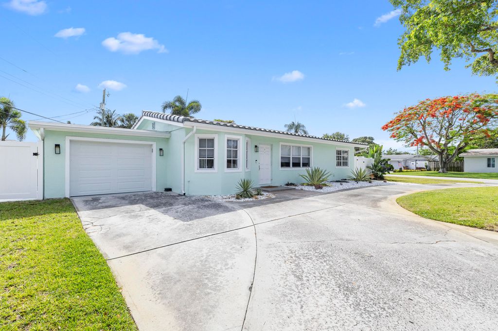 Photo of 612 SE 10th Avenue, Deerfield Beach, FL 33441 (MLS # B26034346)