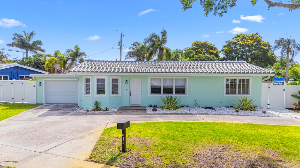 Photo of 612 SE 10th Avenue, Deerfield Beach, FL 33441 (MLS # B26034346)