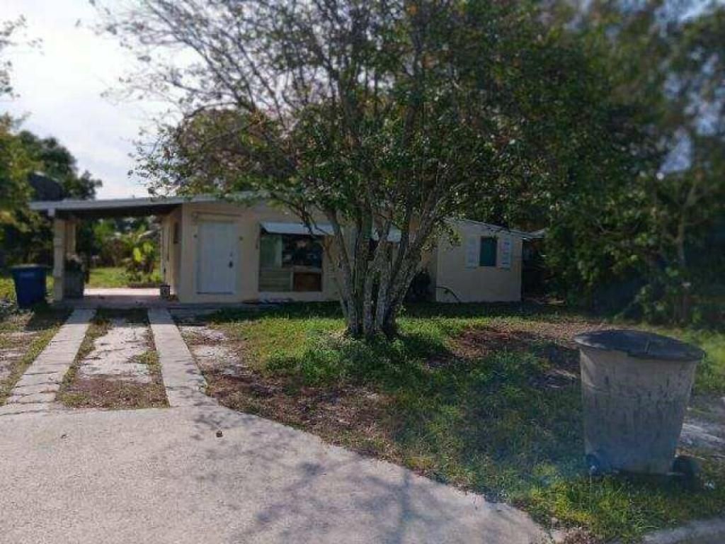 Photo of 705 Palm Avenue, Fort Pierce, FL 34982 (MLS # R10942529)