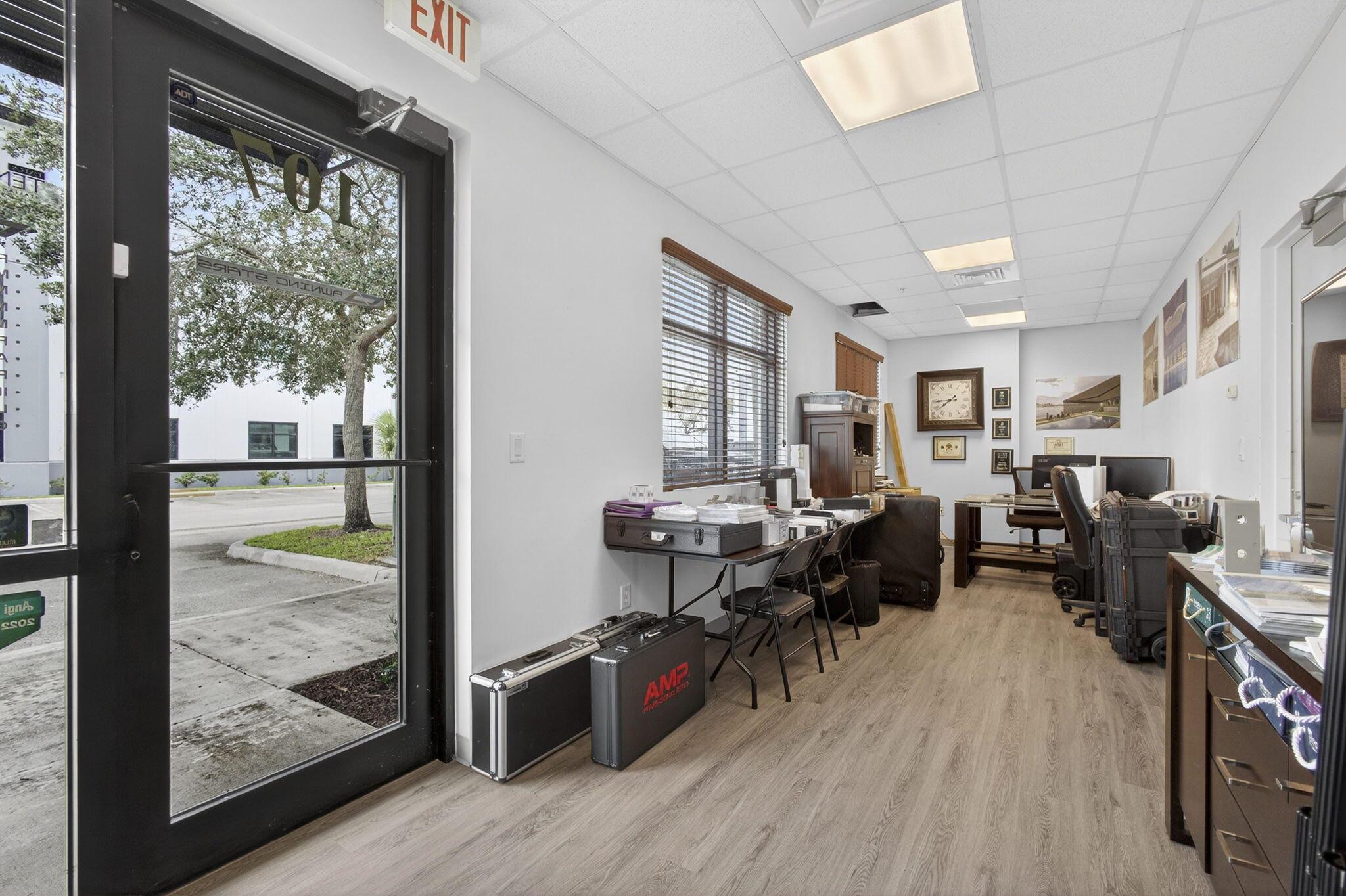 ROYAL PALM BUSINESS PLAZA - Commercial Sale