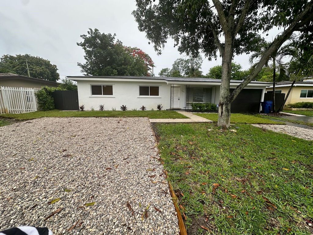 Photo of 950 E Dayton Circle, Fort Lauderdale, FL 33312 (MLS # F10487271)