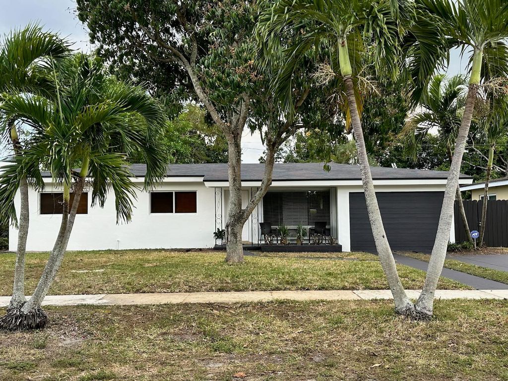 Photo of 950 E Dayton Circle, Fort Lauderdale, FL 33312 (MLS # F10487271)