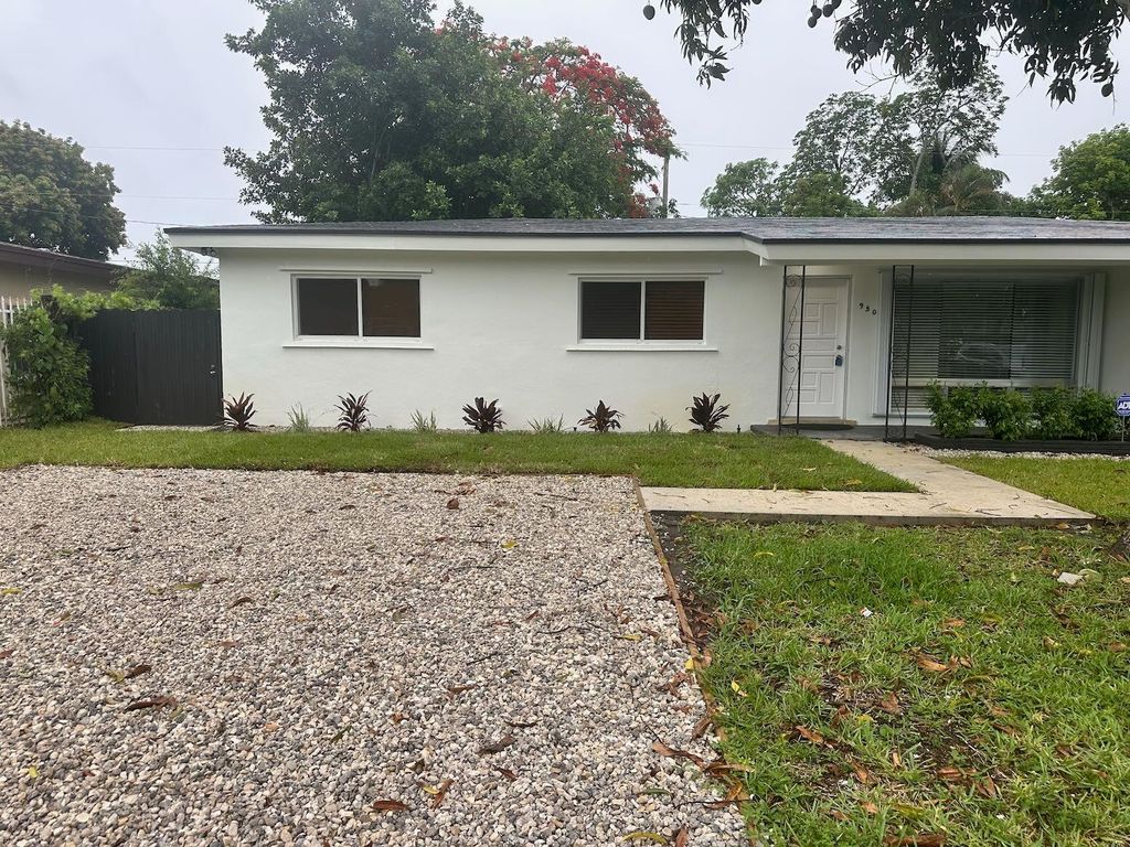 Photo of 950 E Dayton Circle, Fort Lauderdale, FL 33312 (MLS # F10487271)