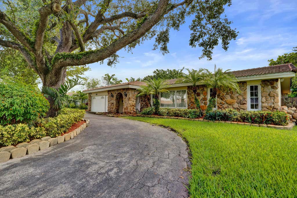 Photo of 1040 SW 75th Avenue, Plantation, FL 33317 (MLS # B26049260)