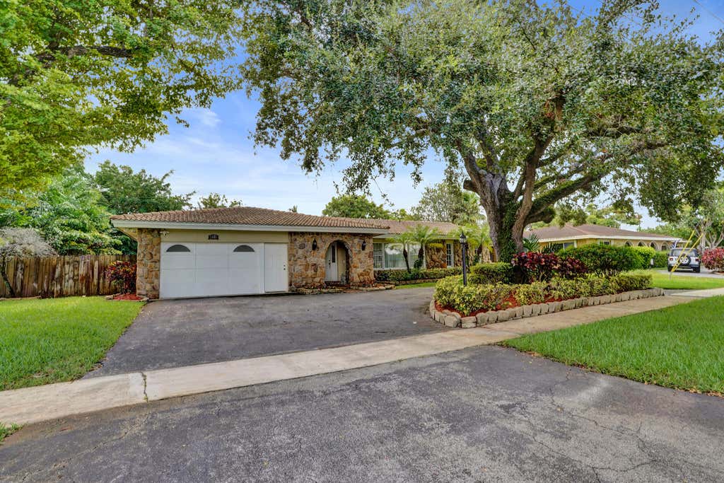 Photo of 1040 SW 75th Avenue, Plantation, FL 33317 (MLS # B26049260)