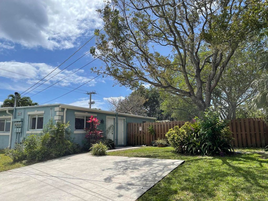 Photo of 701 SE 4th Street #Apt West, Boynton Beach, FL 33435 (MLS # R10977624)