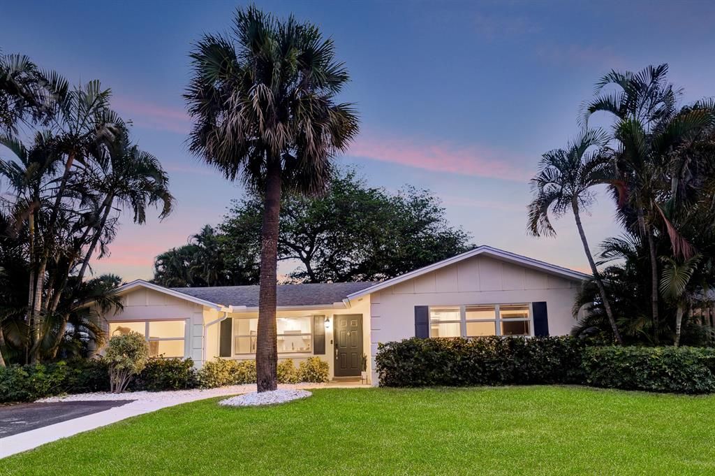 Photo of 558 Ivy Avenue, Palm Beach Gardens, FL 33410 (MLS # R10721128)