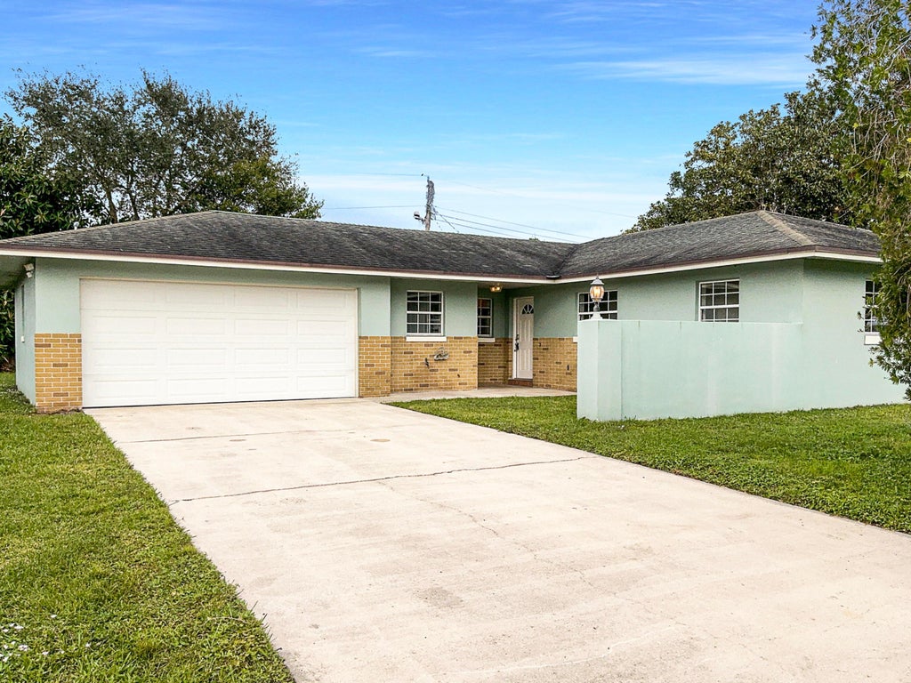 Photo of 2927 Sherwood Lane, Fort Pierce, FL 34982 (MLS # R11034726)